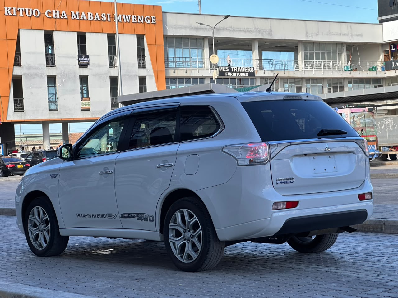 MITSUBISHI OUTLANDER thumbnail 2